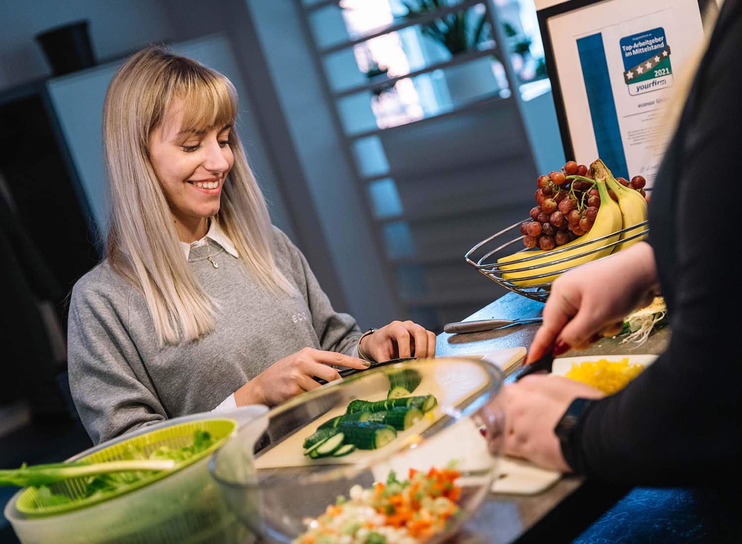 Mitarbeiter bei ECONSOR Eine Mitarbeiterin schneidet Gemüse