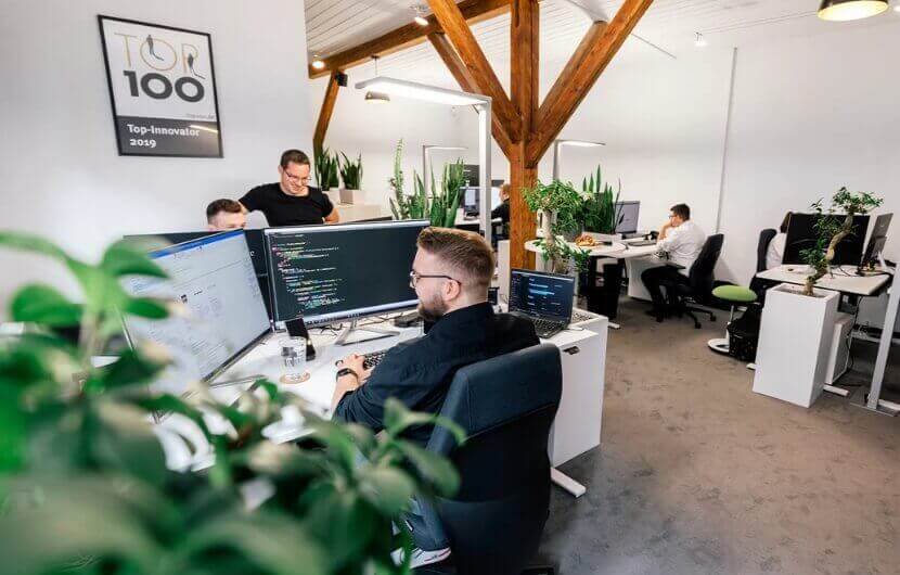 Kollege arbeitet an der Umsetzung eines Relaunchs in unserem Heidelberger Büro