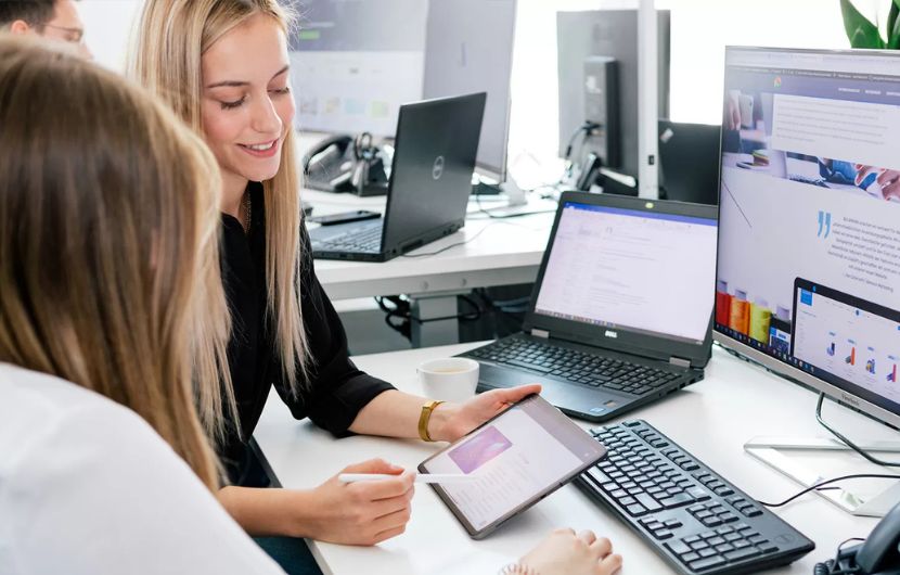 Moderne Webdesign-Agentur Eine Gruppe engagierter Webdesign-Experten und UI/UX-Spezialisten erarbeitet in einem dynamischen Büro benutzerfreundliche Weblösungen – steht für kreative und moderne Designstrategien.