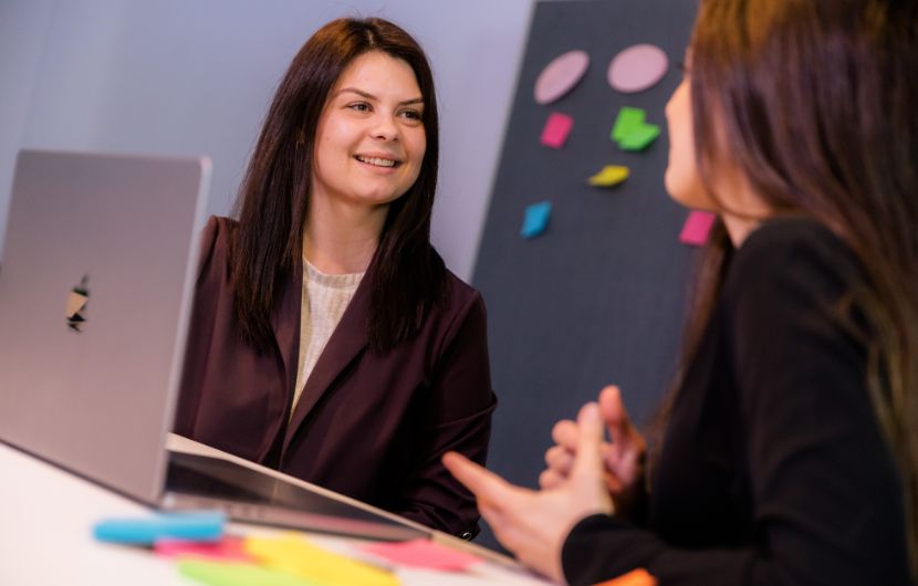 UI/UX-Experte Ein fokussierter Webdesign-Experte arbeitet an einem Bildschirm und optimiert digitale Benutzeroberflächen – repräsentiert fundiertes Know-how in UI/UX und Webdesign.