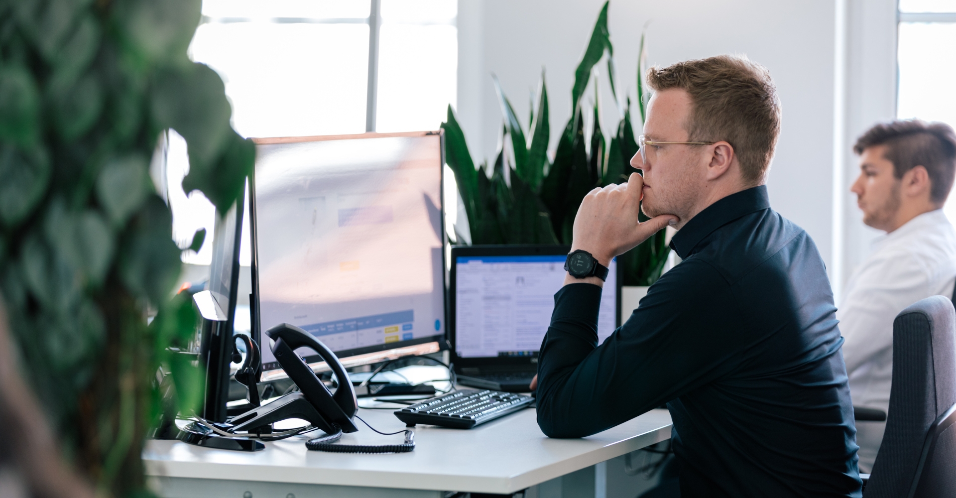 wordpress-beratung Ein Mitarbeiter vertieft in seine Aufgaben am Arbeitsplatz